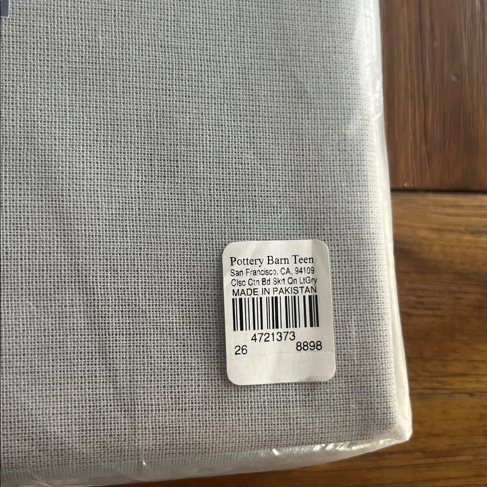 Pottery barn, gray Classic Cotton Bedskirt in Light Gray - new queen